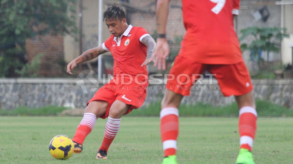 Aksi Dirga Lasut saat memberi umpan. Copyright: &copy; Herry Ibrahim/INDOSPORT